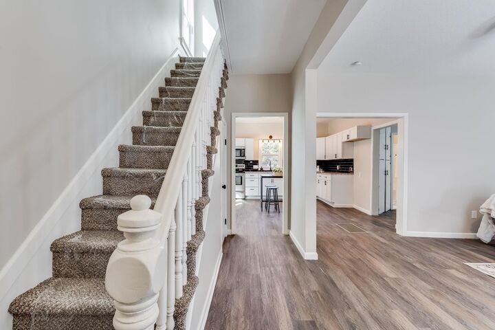 Photo de la propriété:  320 E 7th St  KS 67114-2702