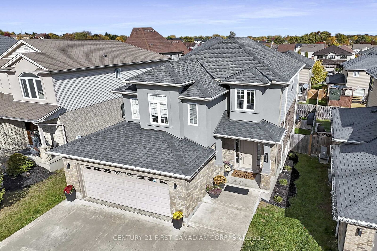 Photo de la propriété:  916 Roulston Street  ON N6H 0E6