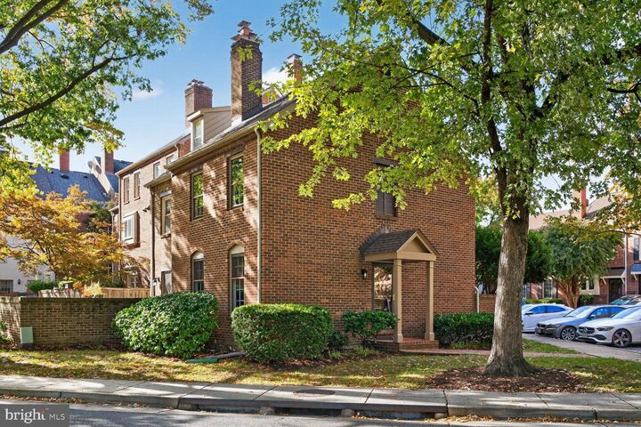 700 W Abingdon Court  Alexandria VA 22314 photo