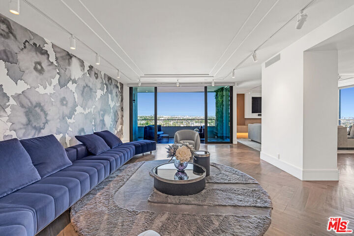 Property Photo:  1100 Alta Loma Rd  CA 90069 