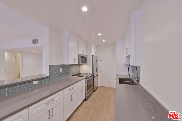 Property Photo:  136 S Palm Dr  CA 90212