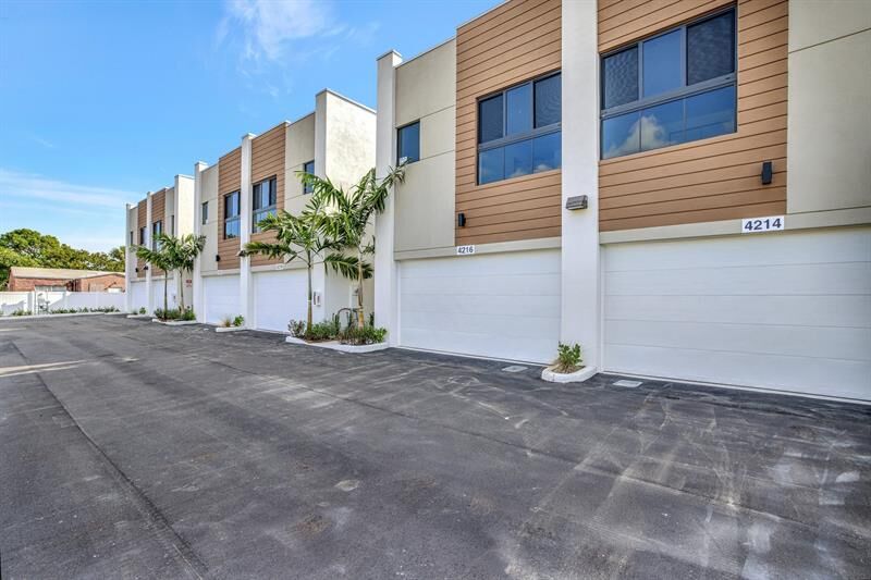 Property Photo:  4208 NE 7th Ter 8  FL 33334