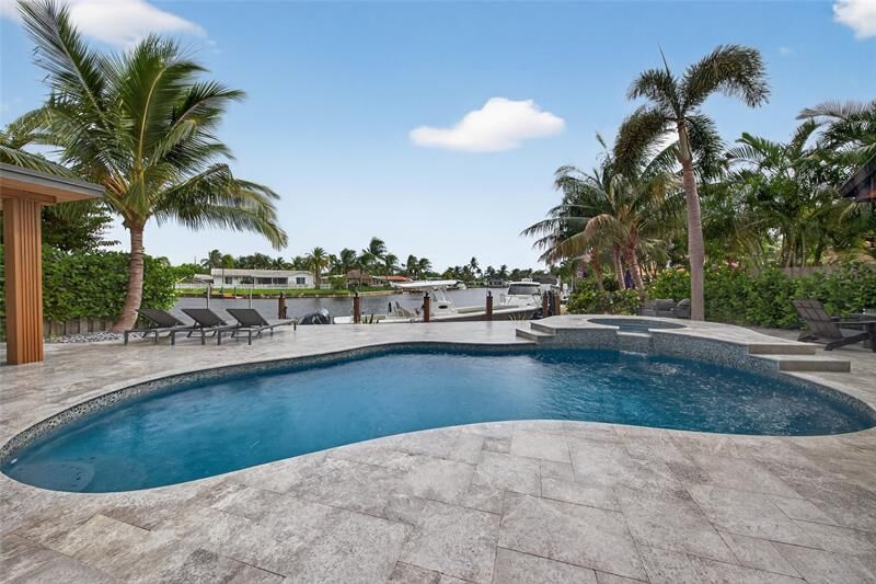 Property Photo:  160 SE 3rd Ct  FL 33060
