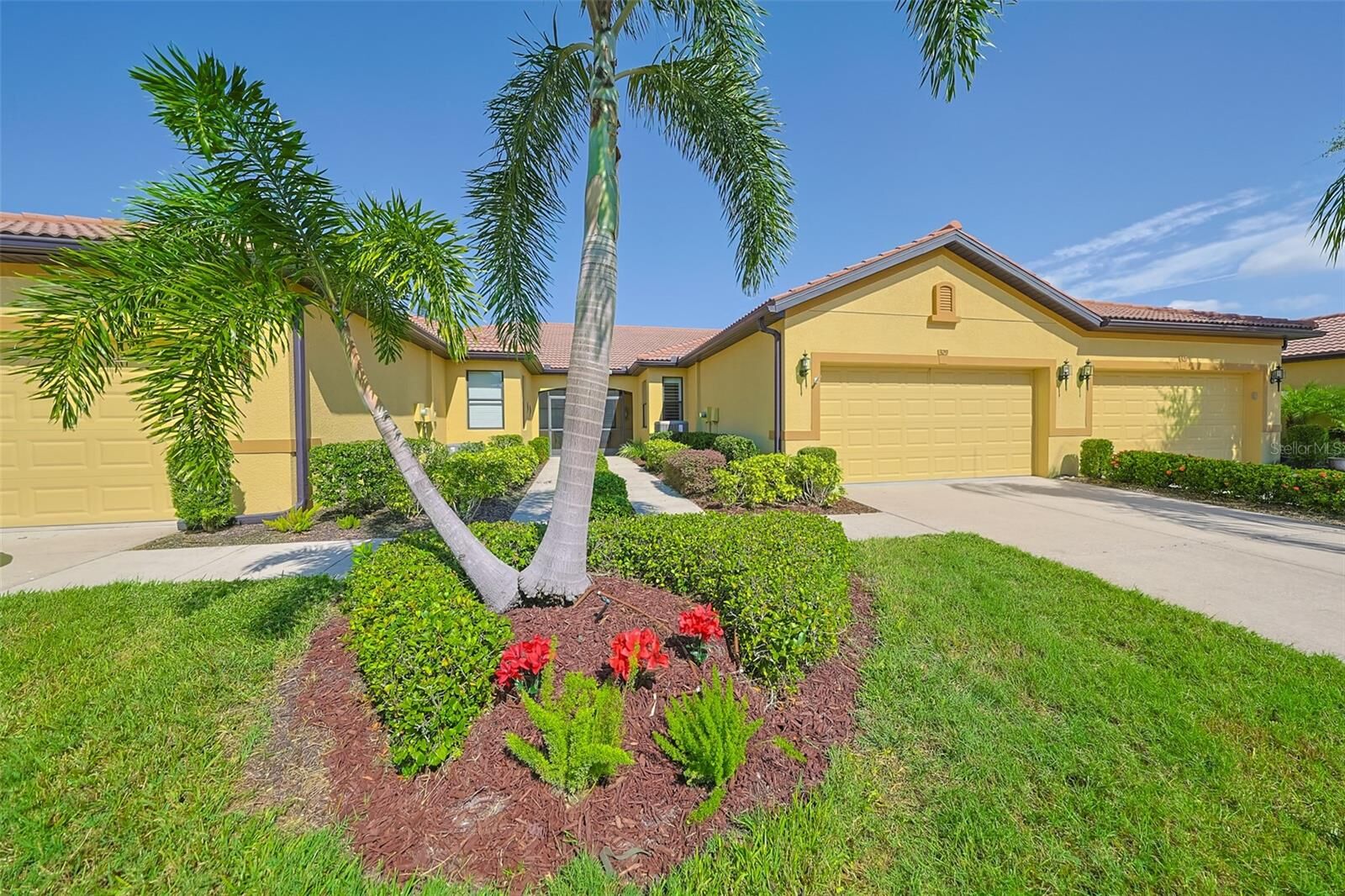 Property Photo: 329 Bluewater Falls Court FL 33572