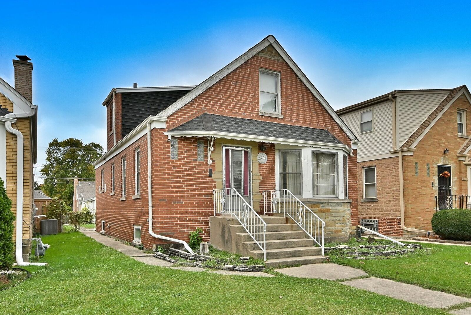 Property Photo:  2504 Leyden Avenue  IL 60171