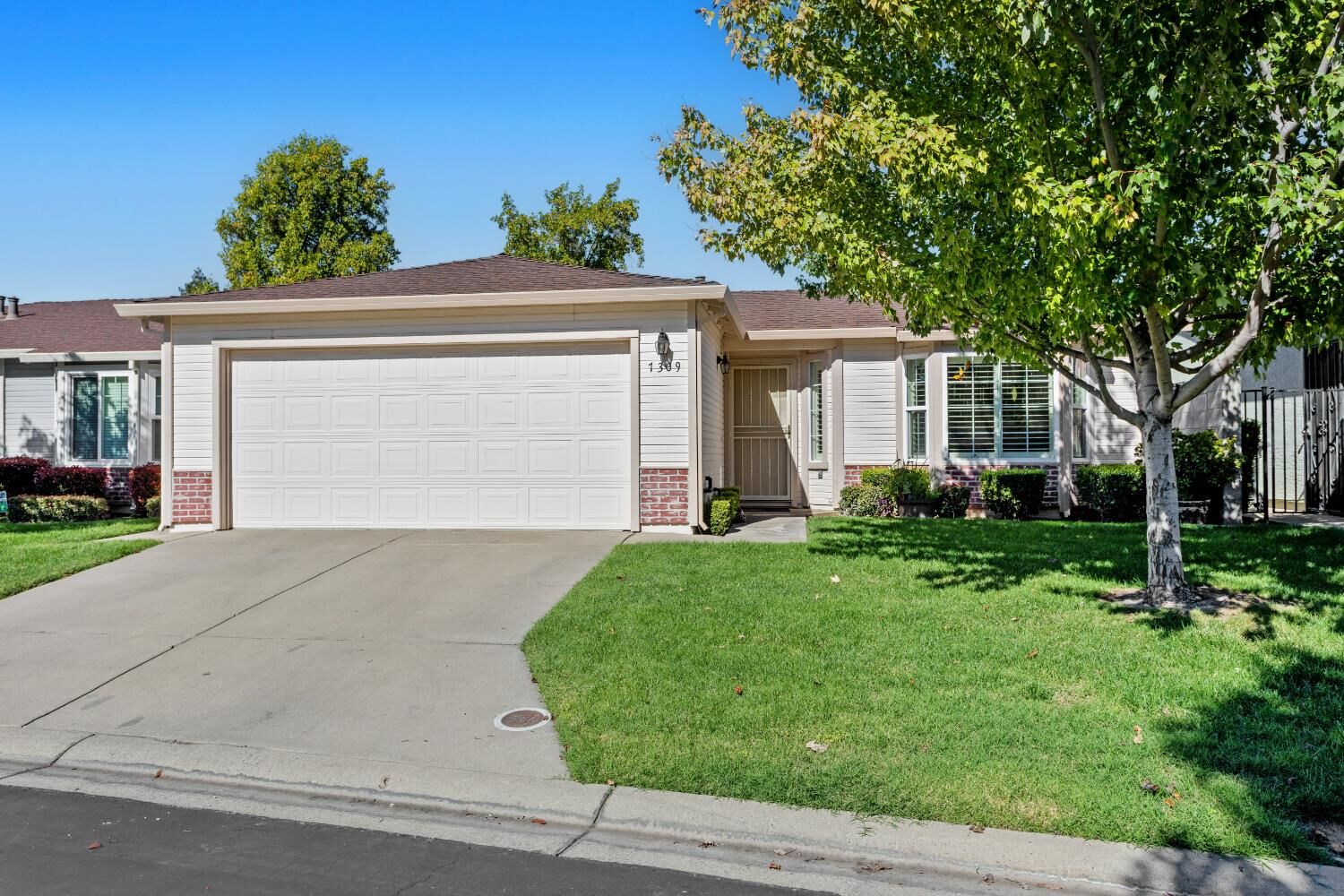 Property Photo: 7309 Sunleaf Lane CA 95828