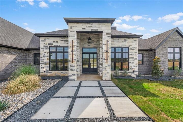 Property Photo:  613 Hondo Crossing  TX 76087