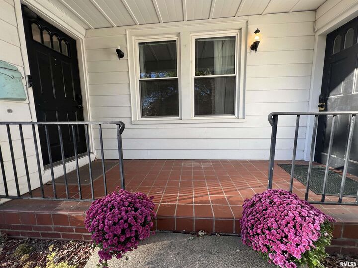 Property Photo: 223 W Hollyridge Circle IL 61614