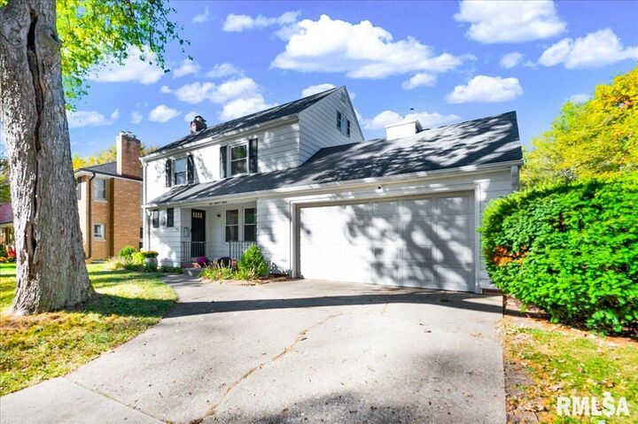 Property Photo:  223 W Hollyridge Circle  IL 61614