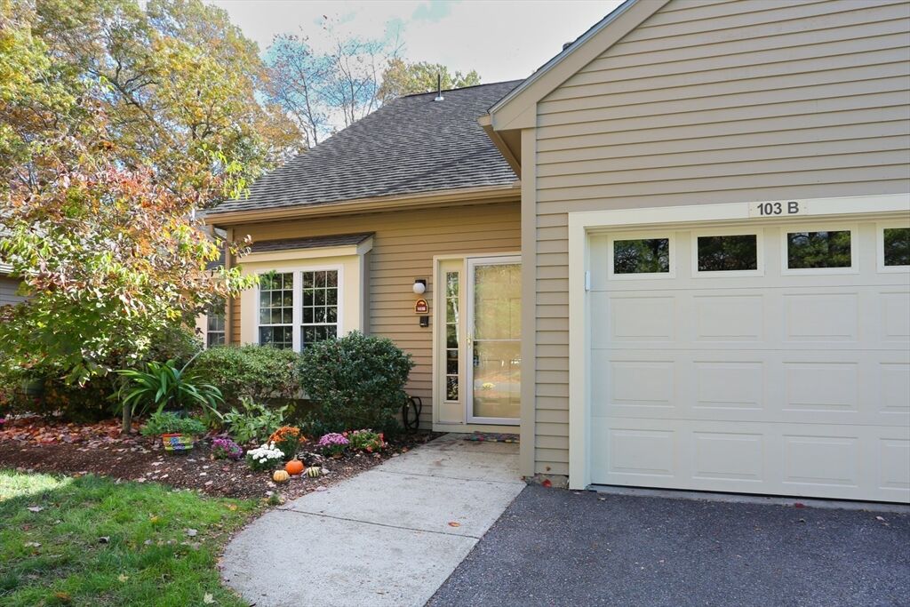 Property Photo:  103 Ridgefield Cir B  MA 01510 