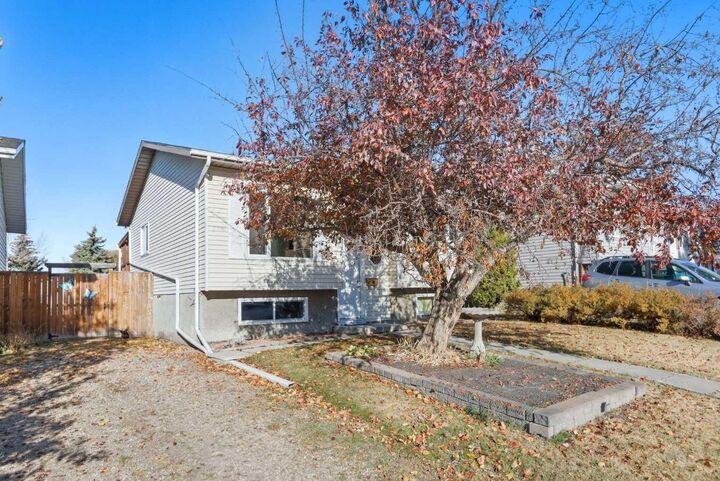 Property Photo:  93 Eastman Crescent  AB T4R 1X4