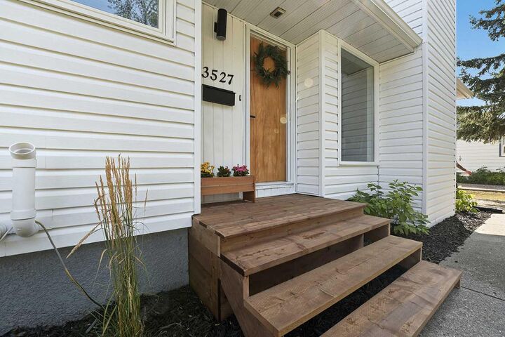 Property Photo: 3527 43 Avenue AB T4N 3B5