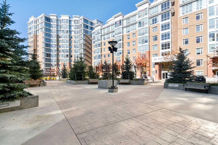 Property Photo: 24 Varsity Estates Circle NW 402 AB T3A 2X8