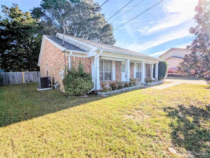 Property Photo: 512 Quail Nest Ln FL 32514