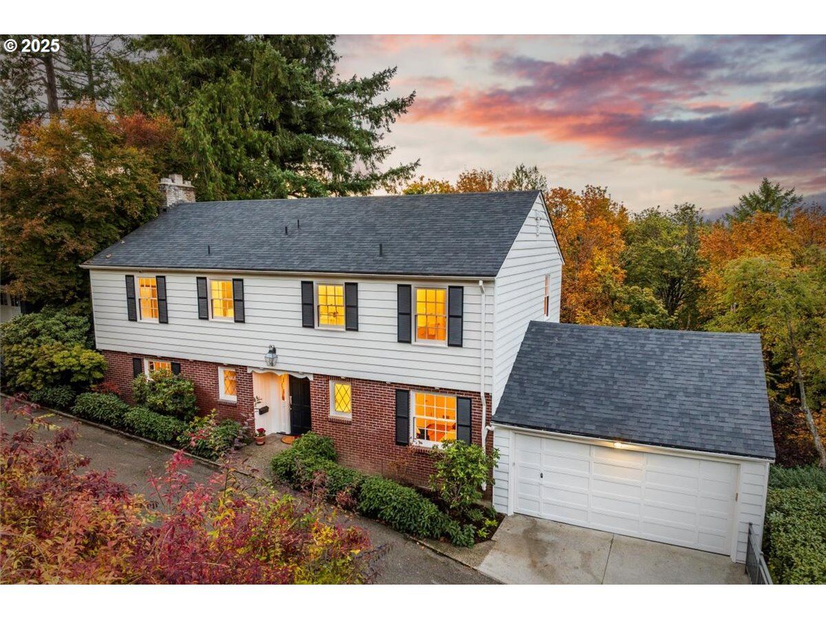Property Photo:  3333 SW Heather Ln  OR 97201