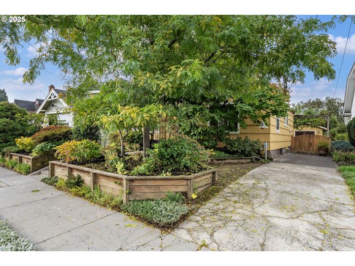 Property Photo:  1933 SE 27th Ave  OR 97214