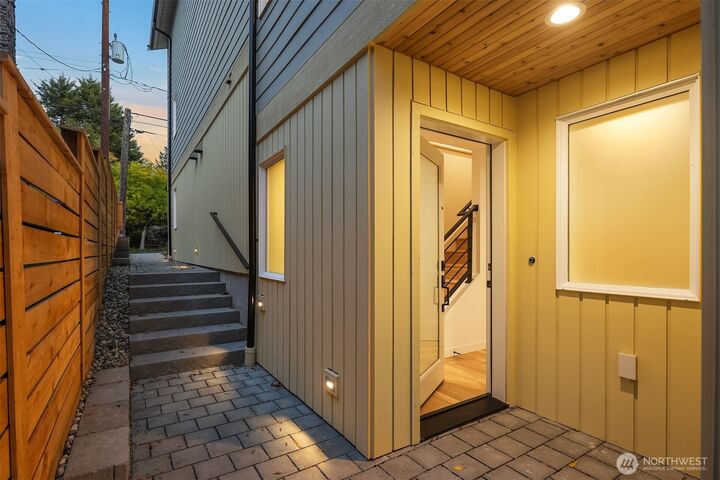 Property Photo:  7045  16th Avenue NE B  WA 98115