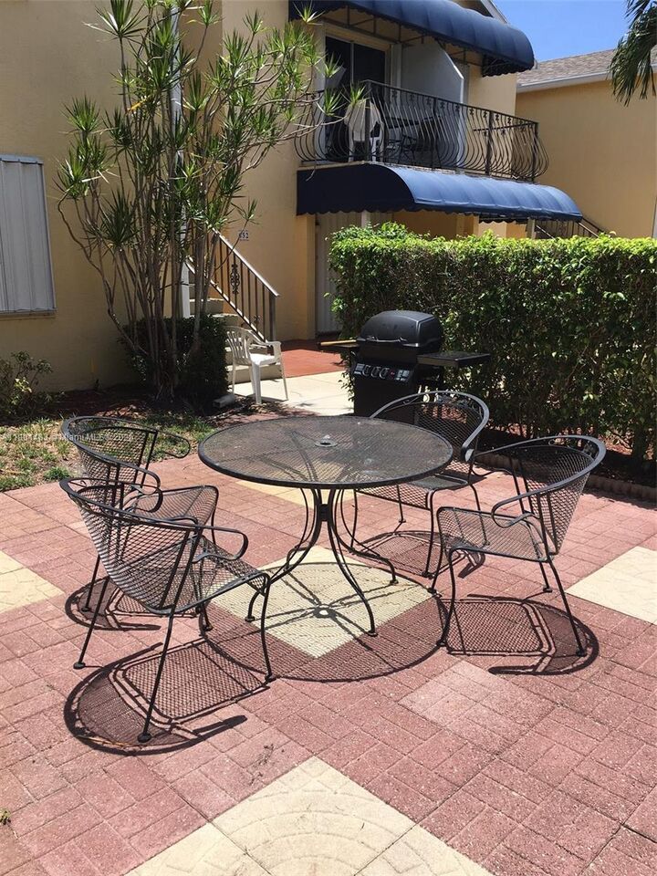 Property Photo: 653 Waterside Dr 653 FL 33462