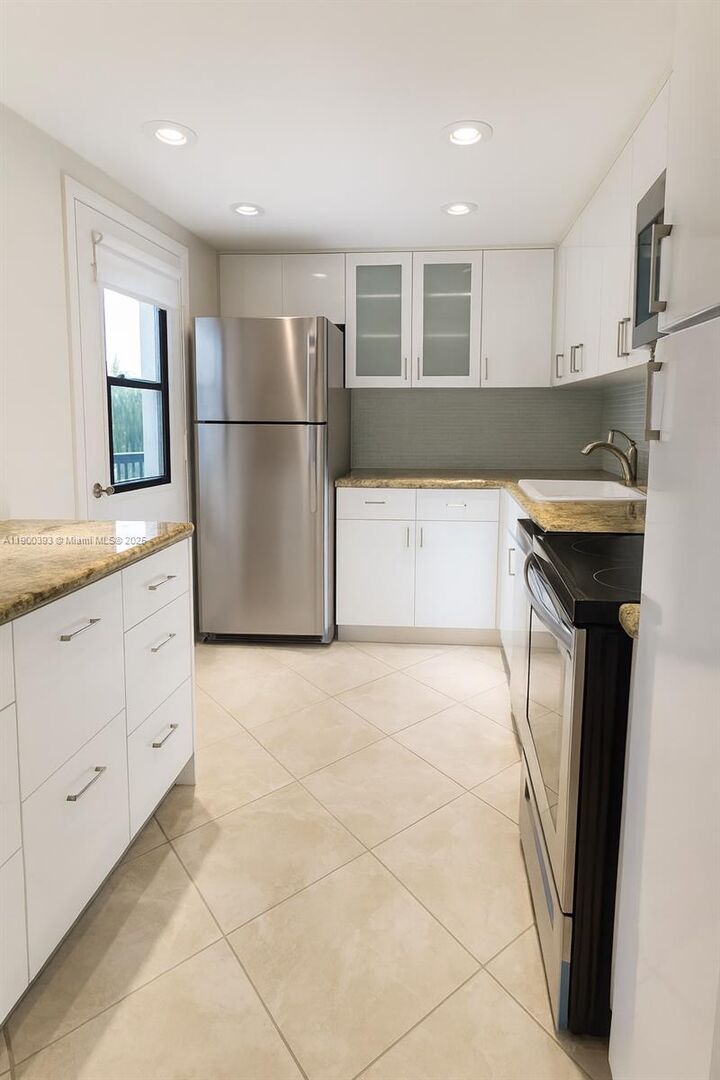 Property Photo:  3475 N Country Club Dr 115  FL 33180 