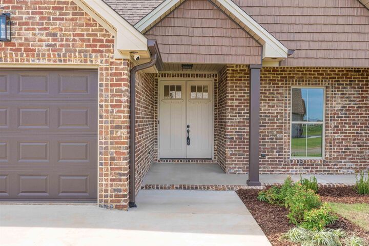 Property Photo: 182 Wynchase Dr AL 35661 - MUSCLE S