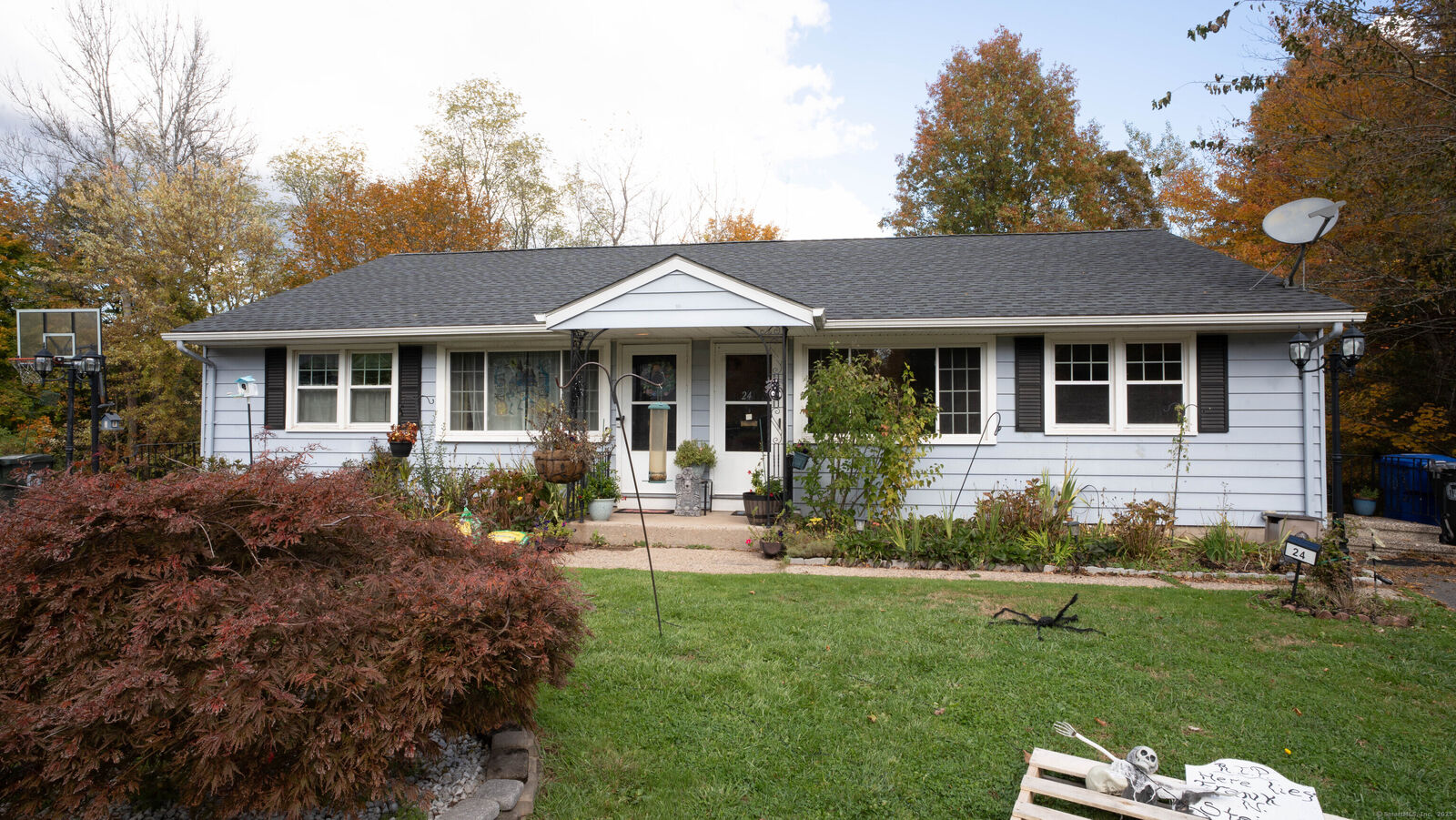 Property Photo:  24 Coburn Circle  CT 06111 