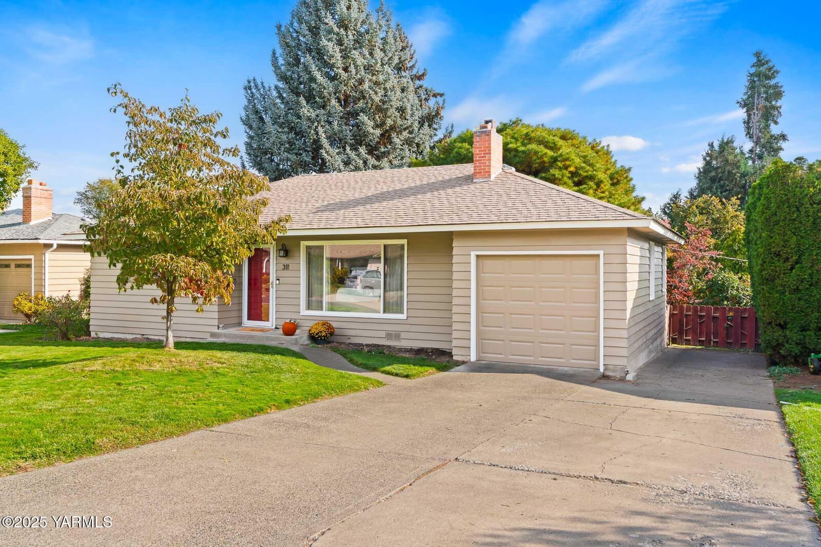 Property Photo:  311 N 31st Ave  WA 98902 