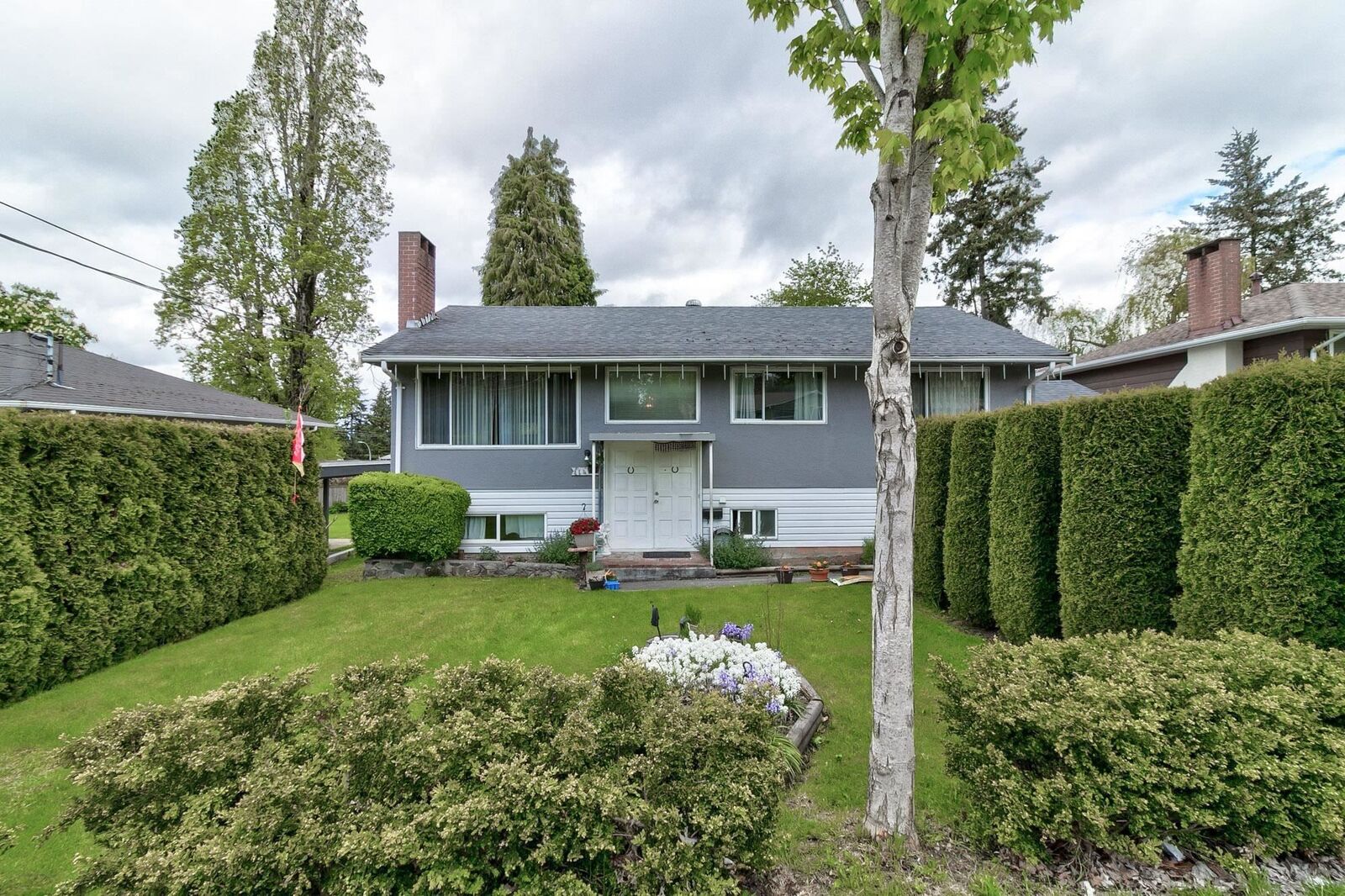 Photo de la propriété:  11405 92 Avenue  BC V4C 3K8