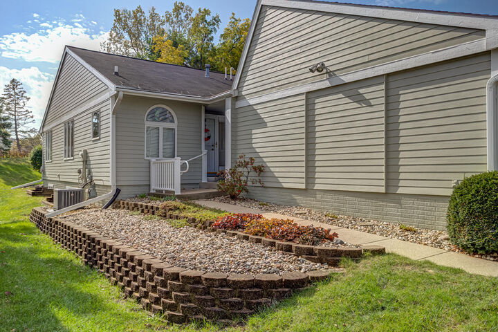 Property Photo:  1604 Stone Brooke Road  IA 50010