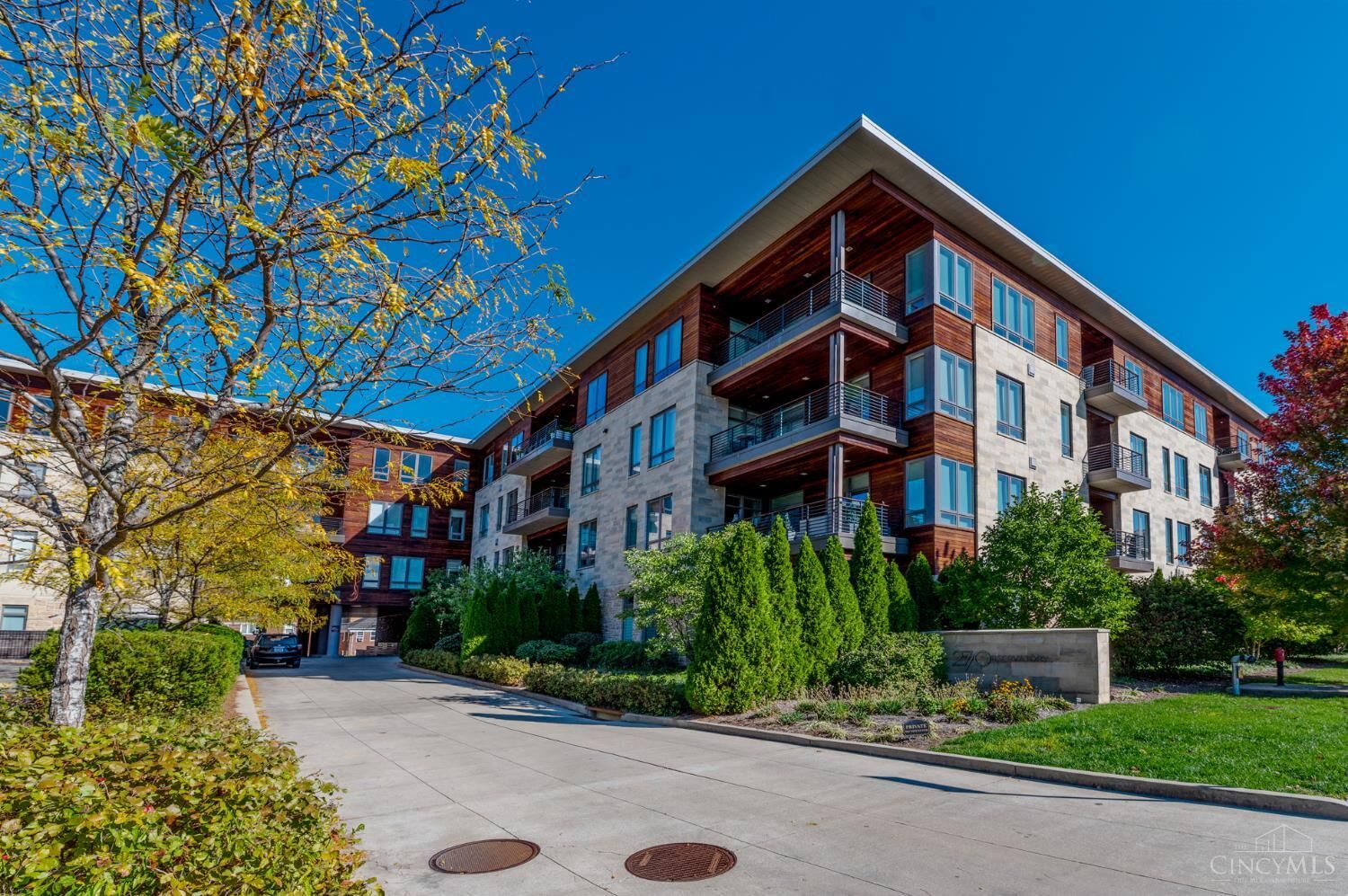 Property Photo:  2770 Observatory Avenue  OH 45208