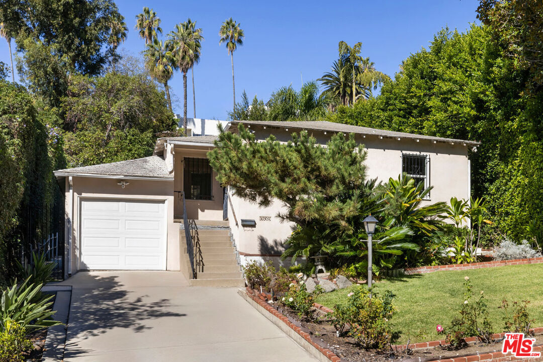 Property Photo:  1753 Redcliff St  CA 90026