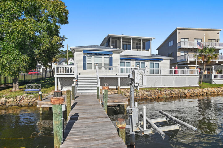 Property Photo:  813 Bayshore Drive  FL 32578