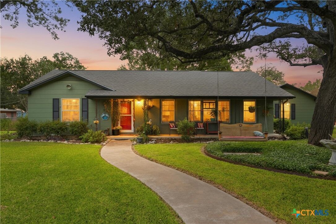 Property Photo: 975 Sowell Street TX 78155