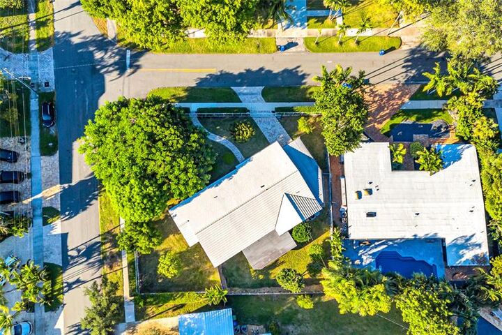 Property Photo:  2100 Manatee Dr  FL 33316