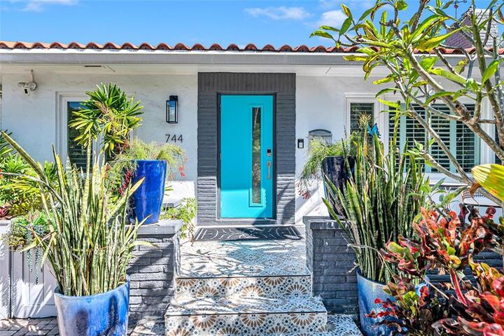 Property Photo:  744 NE 18th Ave  FL 33304