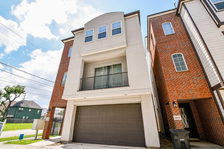 Property Photo:  1909 Hickory Street  TX 77007 