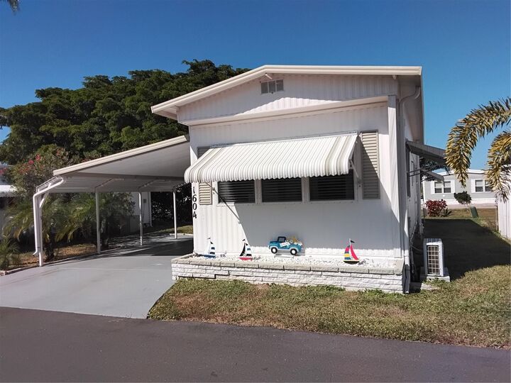 Property Photo: 1604 27th Avenue W FL 34205