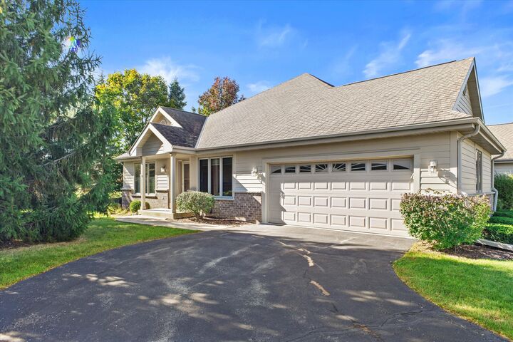 7084 S Fieldstone Ct  Franklin WI 53132 photo