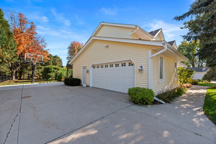 Property Photo:  1431 Crystal Lake Dr  WI 53066
