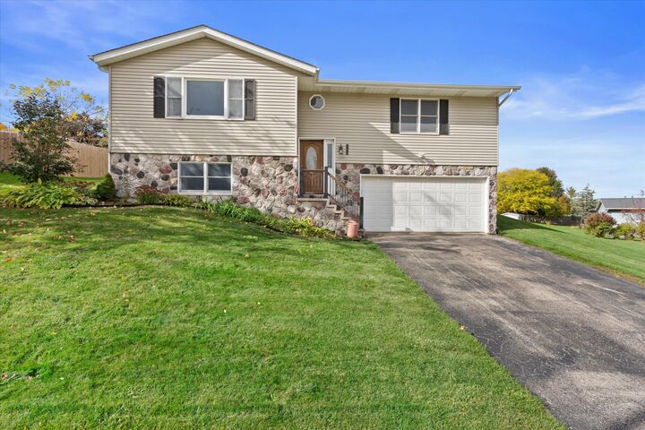 113 Kerri Ann Ct  Hartford WI 53027 photo
