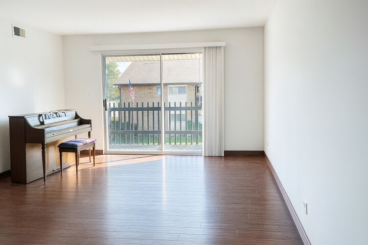 Property Photo: 14B Kingery Quarter 207 IL 60527