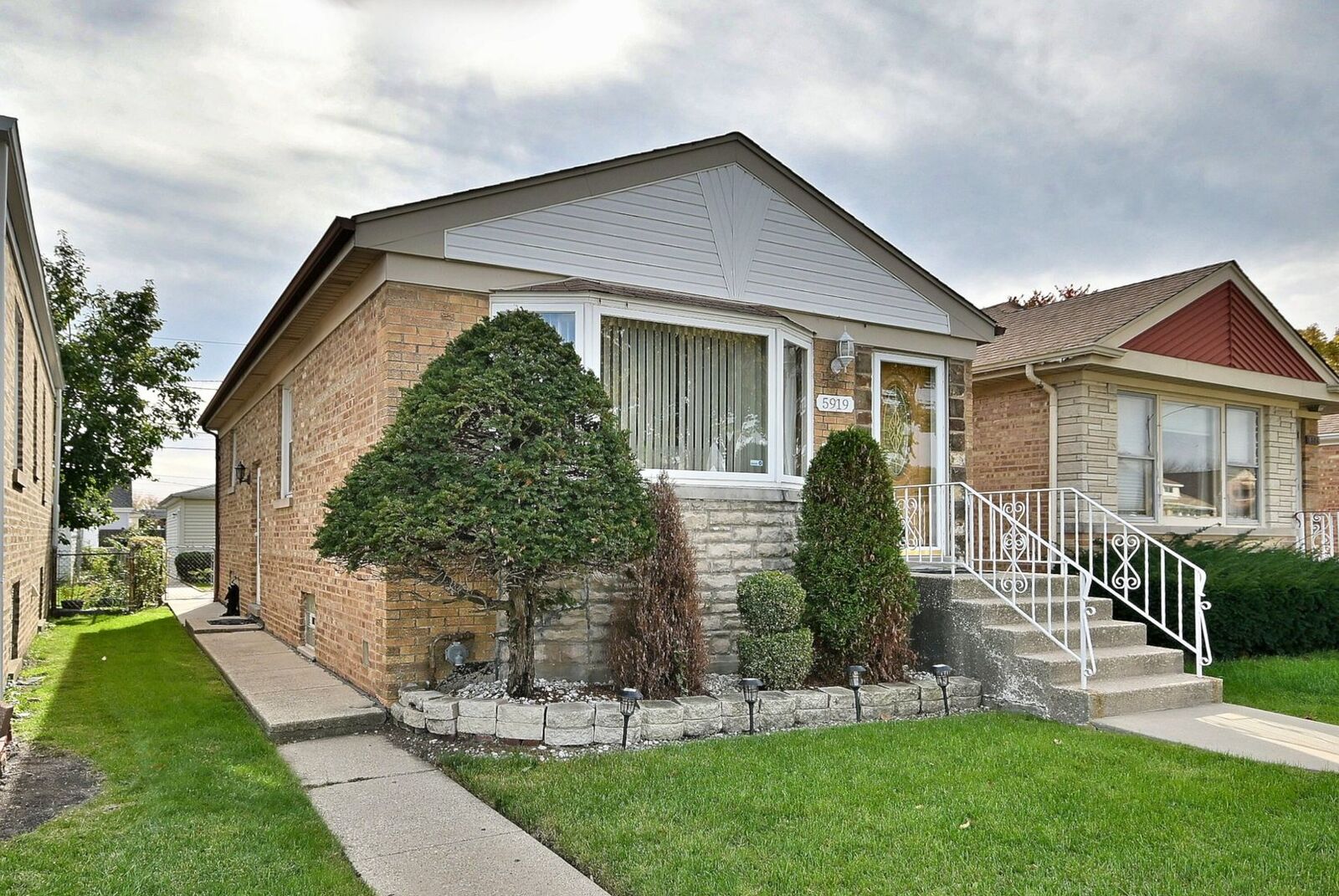 Property Photo:  5919 W Foster Avenue  IL 60630 