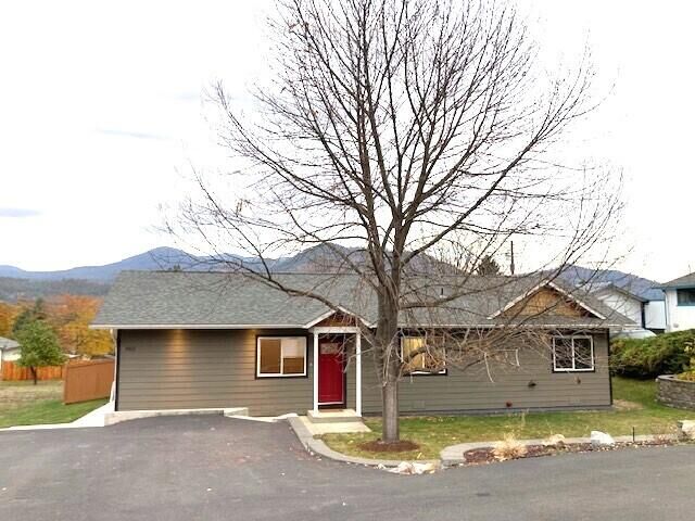 Property Photo:  902 N West St  WA 99109