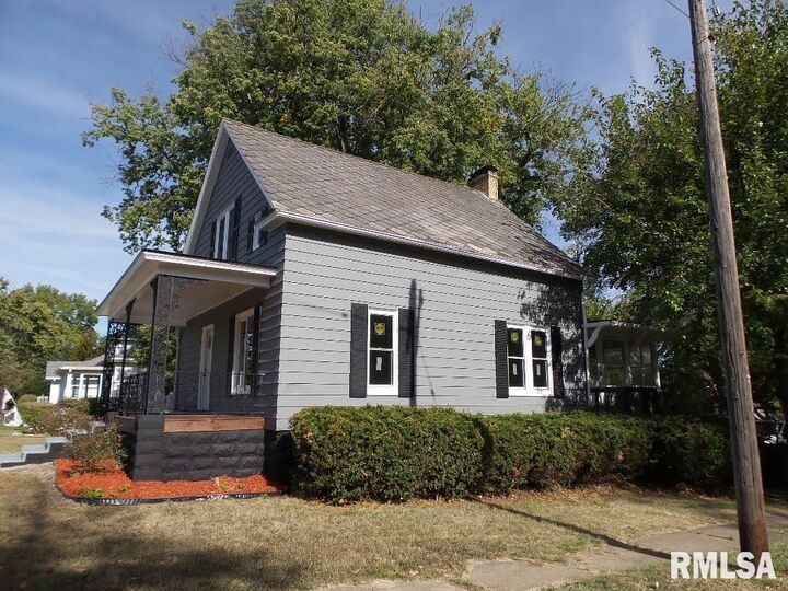 Property Photo:  1404 N Logan Street  IL 61523