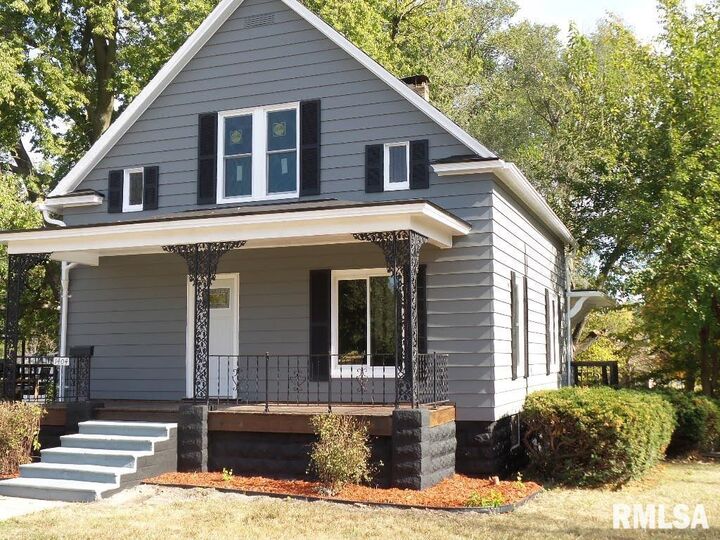 Property Photo: 1404 N Logan Street IL 61523