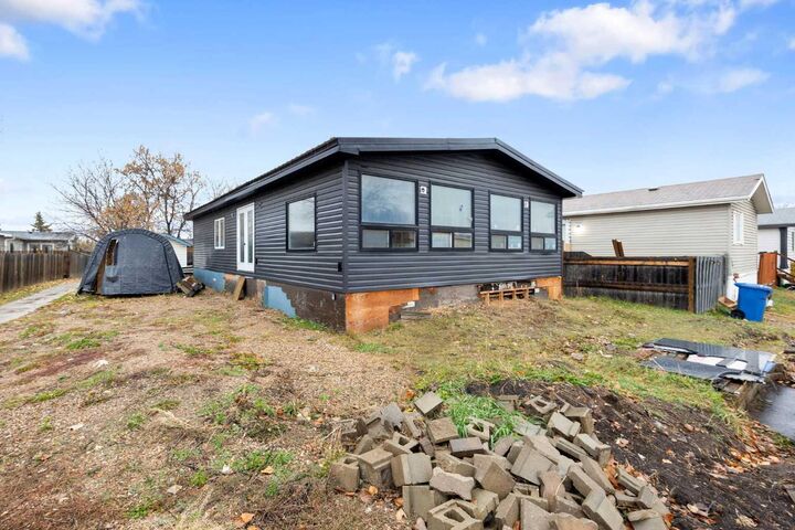 Property Photo: 232 Greenwich Lane AB T9H 3Z3