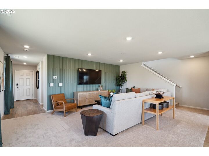 Property Photo: 2702 Gunderson Ave OR 97071