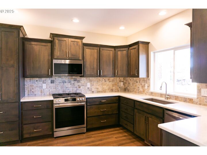 Property Photo:  240 SW Jefferson St  OR 97378