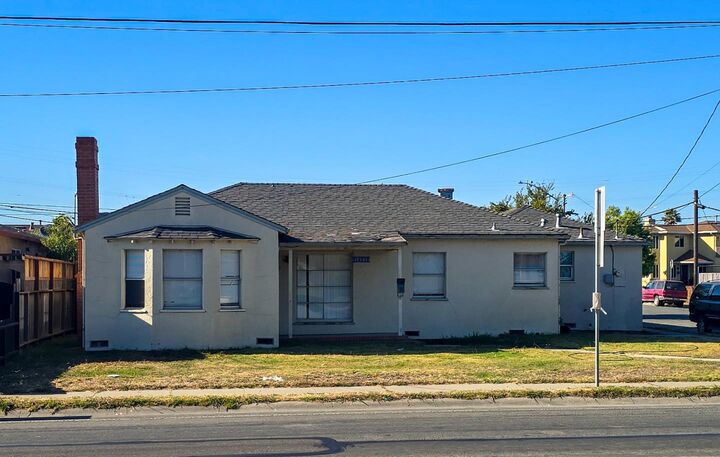 1489 East Alisal Street  Salinas CA 93905 photo