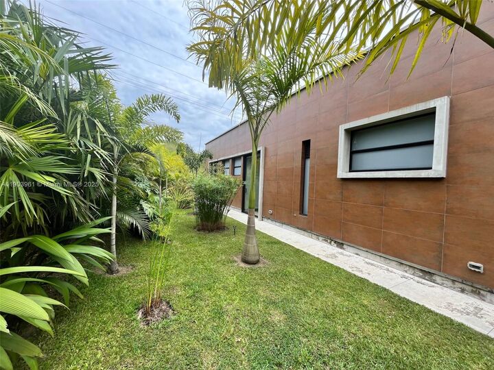 Property Photo:  Via Cerritos Pereira   660007