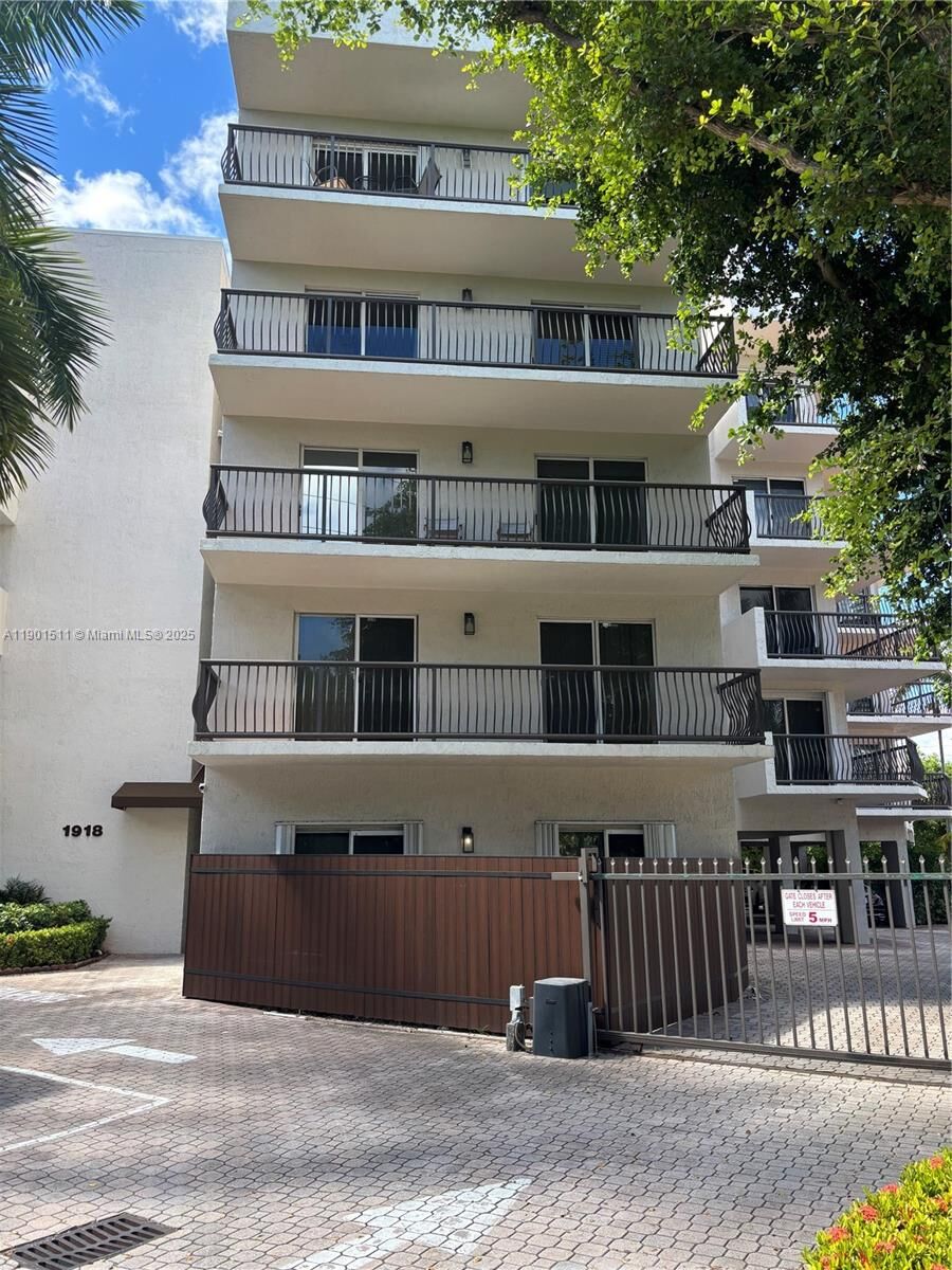 Property Photo:  1918 Brickell Ave 101  FL 33129 